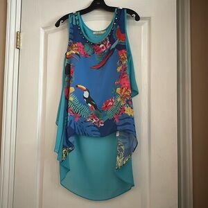 Vintage size, small tropical, parrot top shorter in the front and longer in back